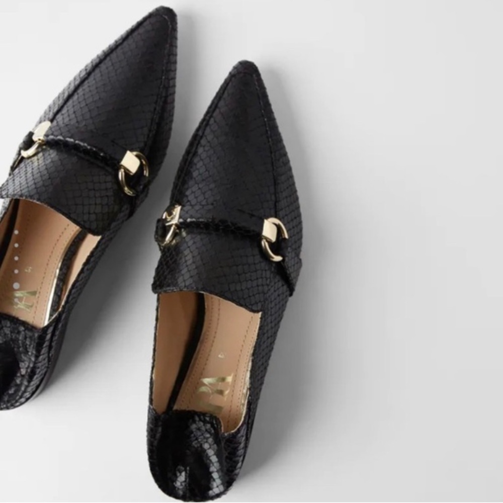 Zara pointed toe flat embossed shoes/slide’s❤️❤️❤️. Time to rotate 😎.